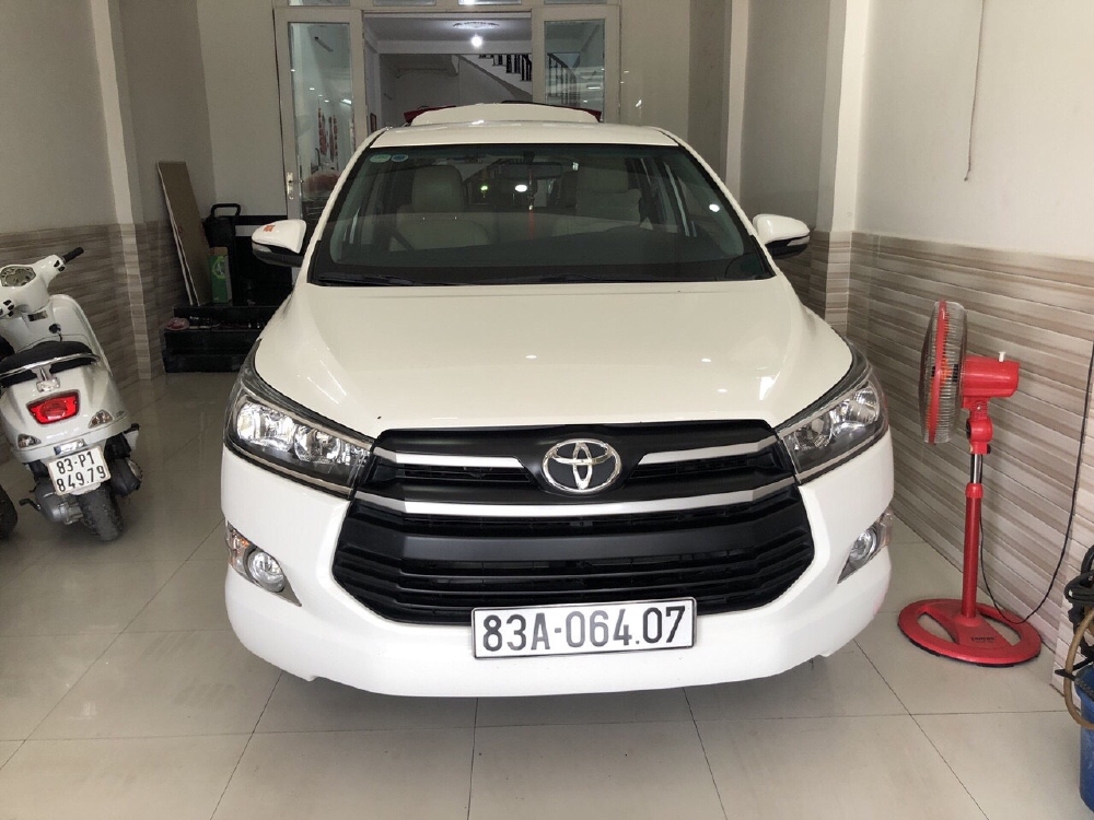 Bán Toyota INNOVA 2.0E màu trắng số sàn sản xuất 2017 mẫu mới