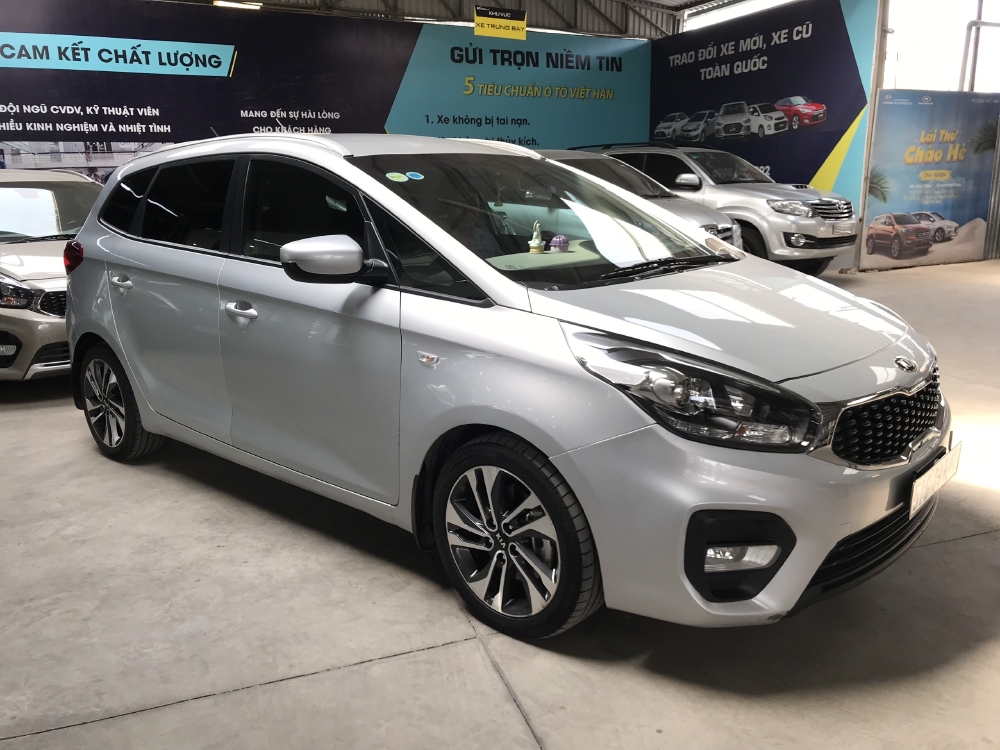 Bán Kia Rondo 2.0MT màu bạc số sàn sản xuất 2017 biển SG mẫu mới mâm xoắn