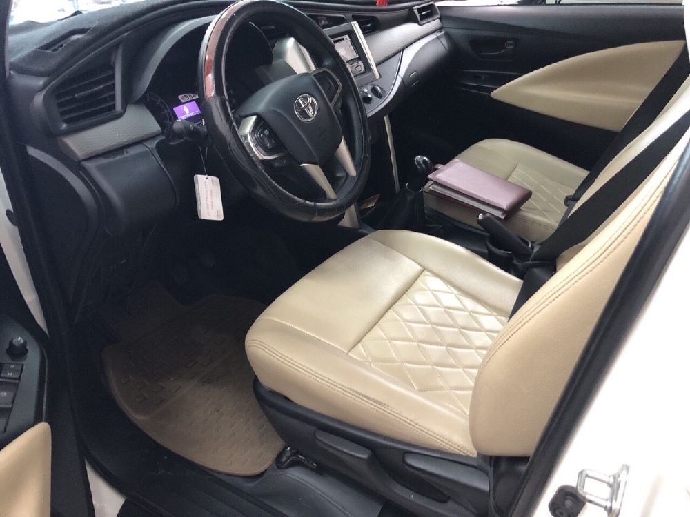 Bán Toyota INNOVA 2.0E màu trắng số sàn sản xuất 2017 mẫu mới