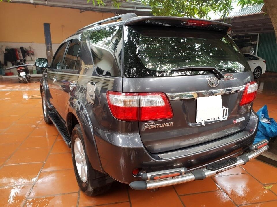 Gia đình cần bán xe Fortuner 2010, số tự động, máy xăng, hai cầu, màu xám, gia đình sử dụng ít, trùm mền là nhiều