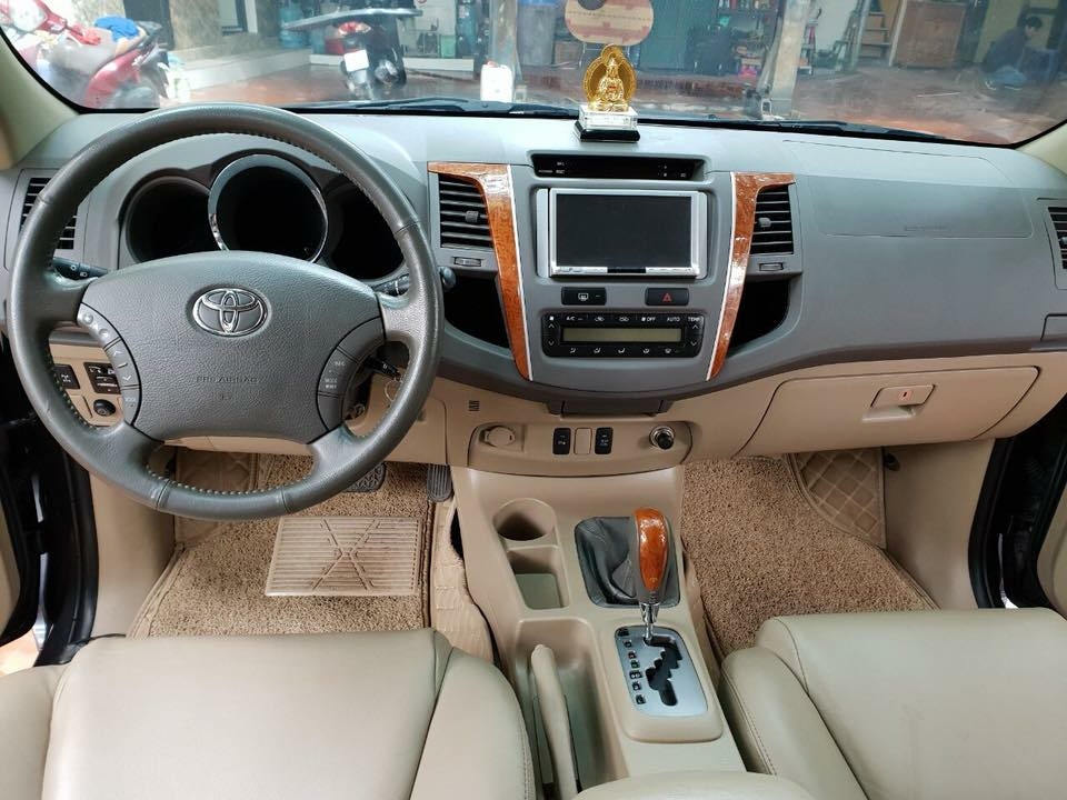 Gia đình cần bán xe Fortuner 2010, số tự động, máy xăng, hai cầu, màu xám, gia đình sử dụng ít, trùm mền là nhiều