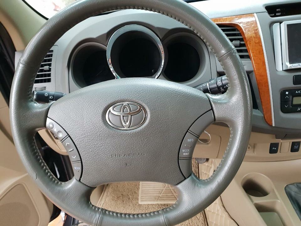 Gia đình cần bán xe Fortuner 2010, số tự động, máy xăng, hai cầu, màu xám, gia đình sử dụng ít, trùm mền là nhiều
