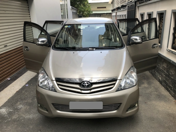 Gia đình cần bán Innova SR 2010, số sàn, màu vàng cát, gia đình sử dụng, không kinh doanh dịch vụ