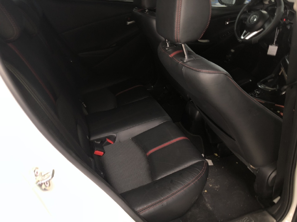 Bán Mazda 2 sedan 1.5AT màu trắng số tự động sản xuất 2018 đi 16000km