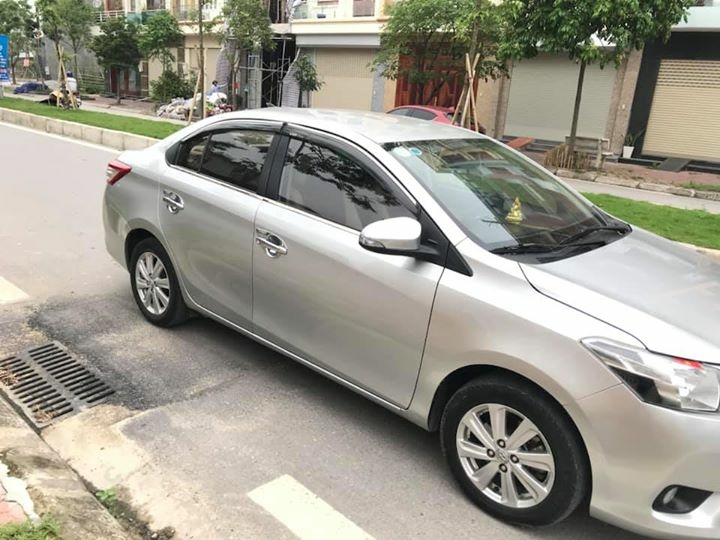 Cần bán xe Vios 2017, số sàn, màu bạc, gia đình sử dụng rất kỷ còn mới tinh