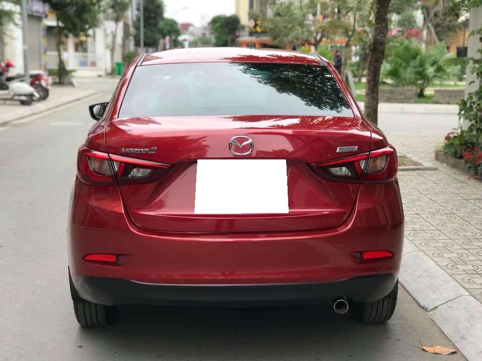 Cần bán siêu phẩm Mazda2, sản xuất 2017, màu đỏ, số tự động, trùm mền
