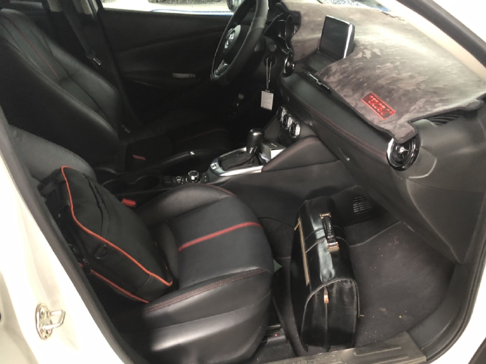 Bán Mazda 2 sedan 1.5AT màu trắng số tự động sản xuất 2018 đi 16000km