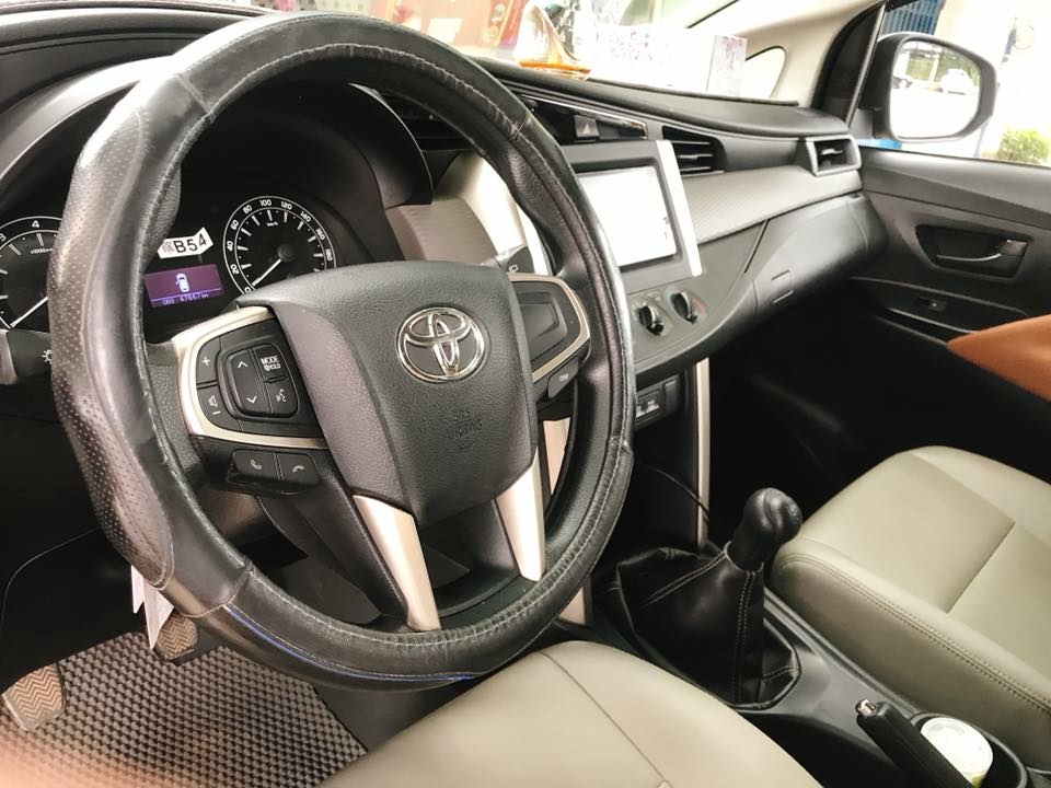 Bán Xe Toyota Innova 2018 màu bạc số sàn xe không kinh doanh