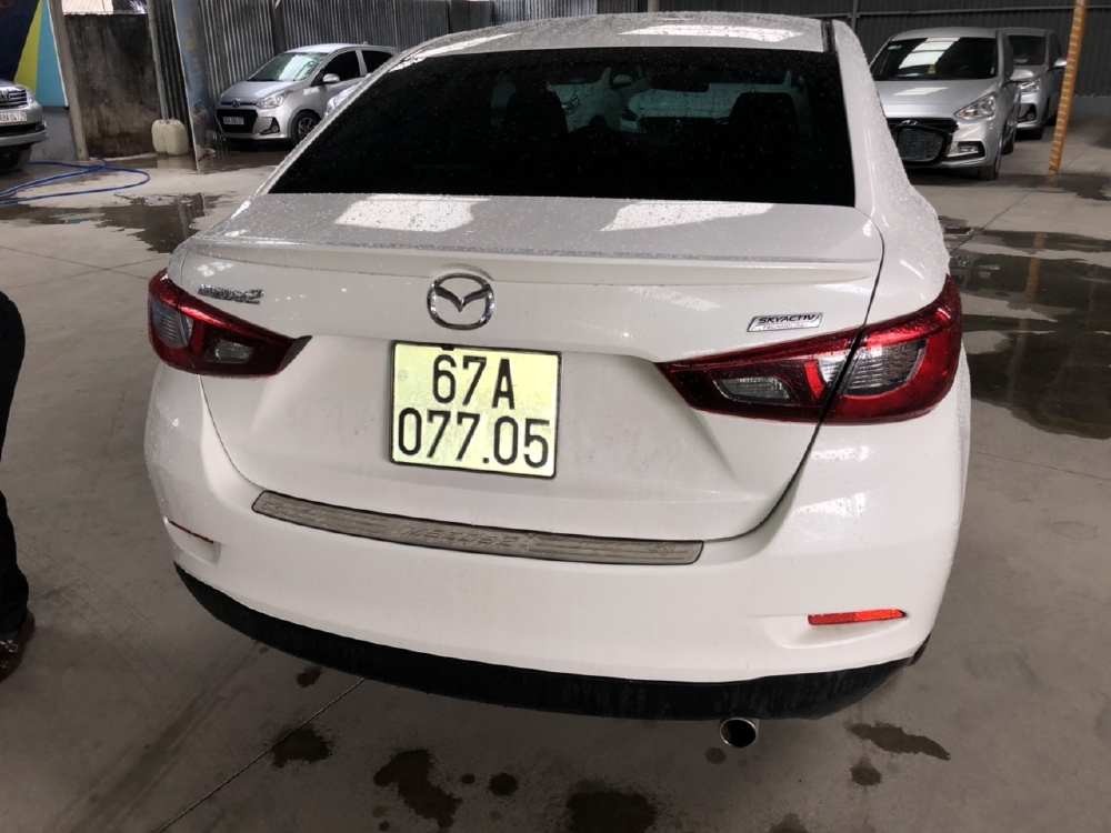 Bán Mazda 2 sedan 1.5AT màu trắng số tự động sản xuất 2018 đi 16000km