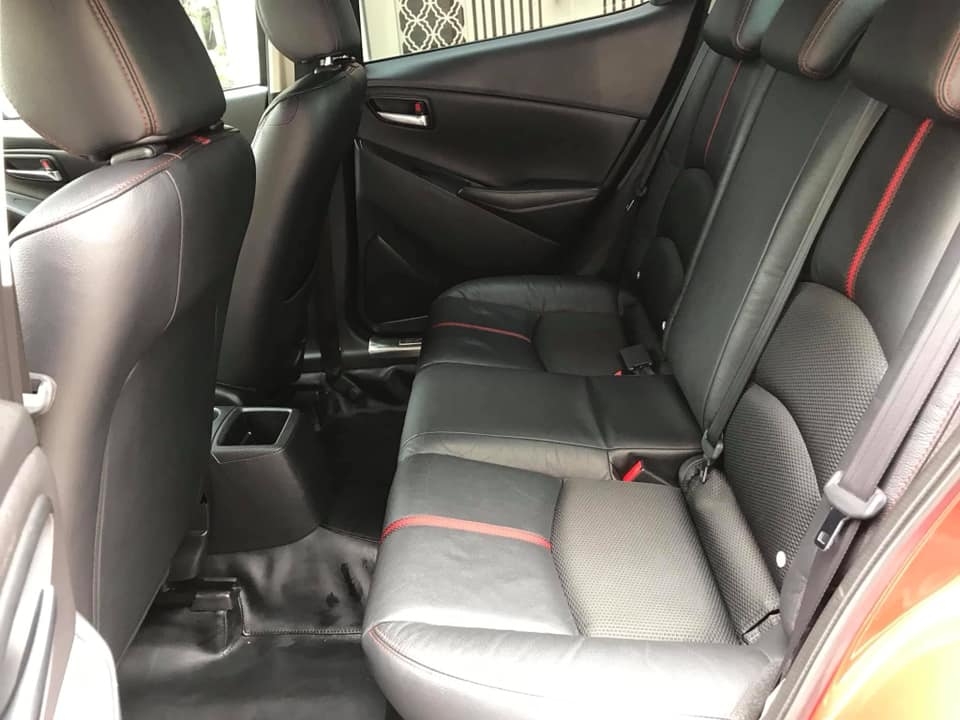 Cần bán siêu phẩm Mazda2, sản xuất 2017, màu đỏ, số tự động, trùm mền