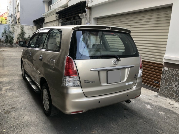 Gia đình cần bán Innova SR 2010, số sàn, màu vàng cát, gia đình sử dụng, không kinh doanh dịch vụ