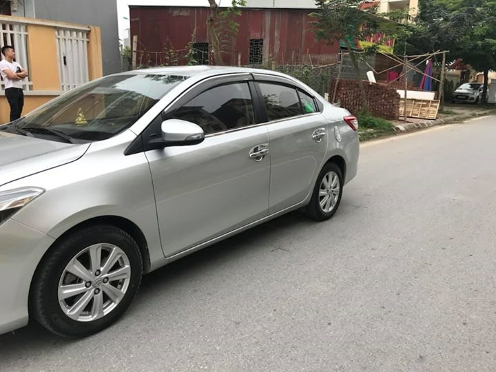 Cần bán xe Vios 2017, số sàn, màu bạc, gia đình sử dụng rất kỷ còn mới tinh