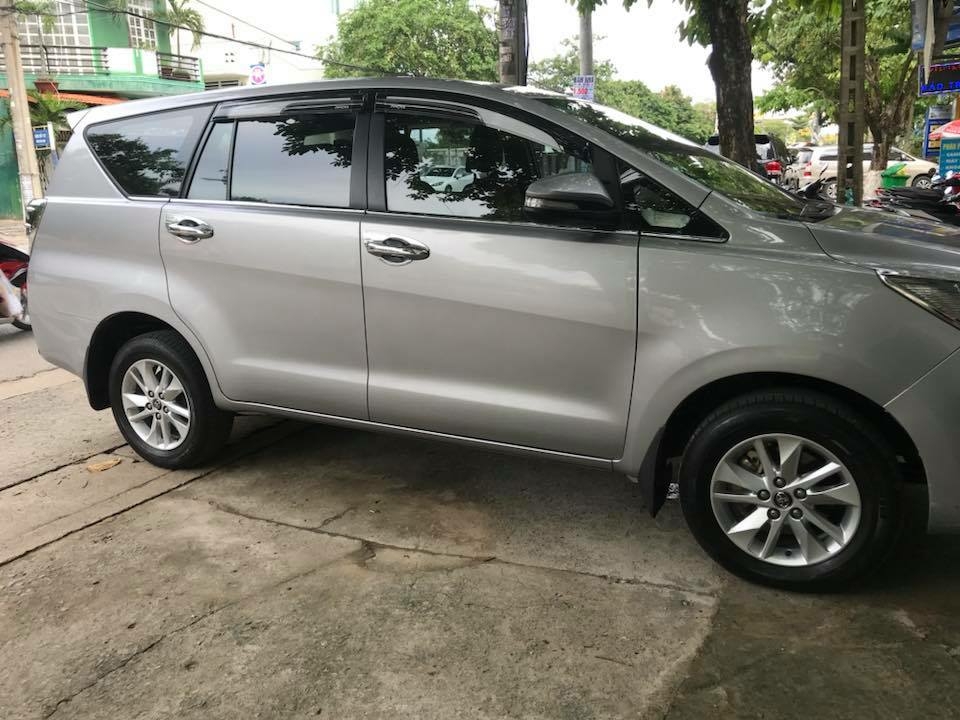Bán Xe Toyota Innova 2018 màu bạc số sàn xe không kinh doanh