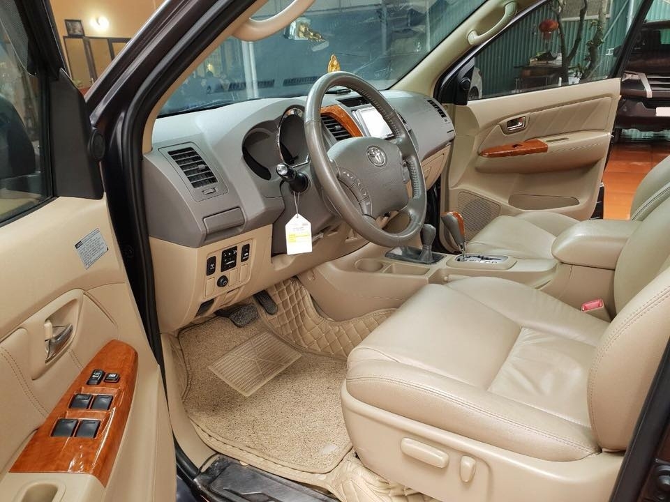 Gia đình cần bán xe Fortuner 2010, số tự động, máy xăng, hai cầu, màu xám, gia đình sử dụng ít, trùm mền là nhiều