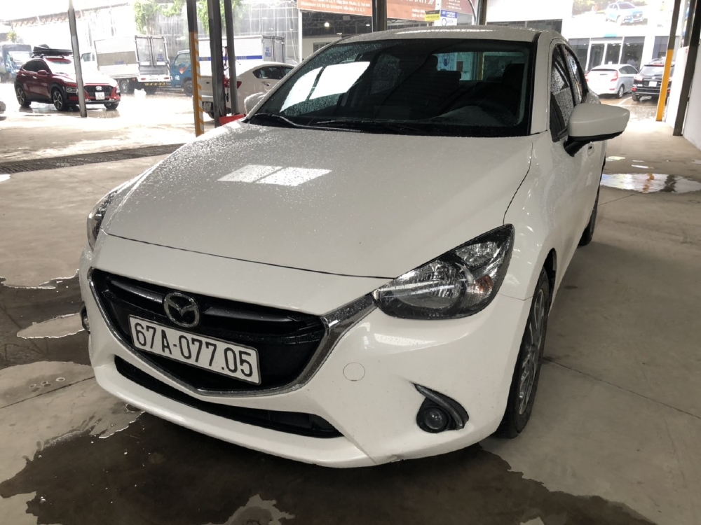 Bán Mazda 2 sedan 1.5AT màu trắng số tự động sản xuất 2018 đi 16000km