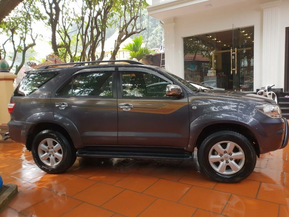 Gia đình cần bán xe Fortuner 2010, số tự động, máy xăng, hai cầu, màu xám, gia đình sử dụng ít, trùm mền là nhiều