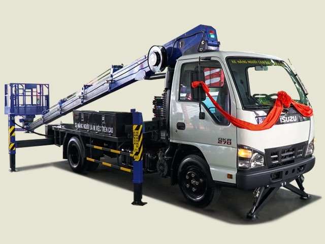 XE TẢI ISUZU 1T9 GẮN CẨU NÂNG NGƯỜI TRÊN CAO 18M -QKR77HE4