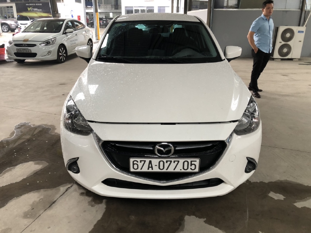 Bán Mazda 2 sedan 1.5AT màu trắng số tự động sản xuất 2018 đi 16000km