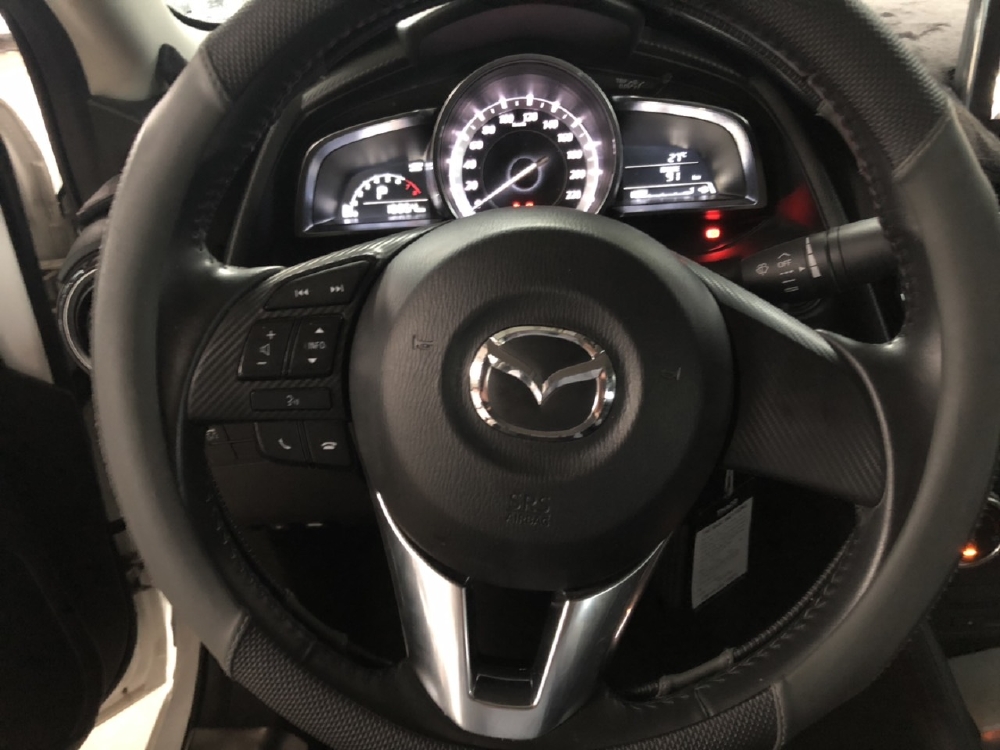 Bán Mazda 2 sedan 1.5AT màu trắng số tự động sản xuất 2018 đi 16000km