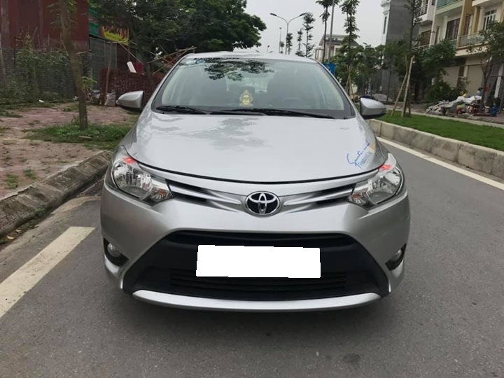 Cần bán xe Vios 2017, số sàn, màu bạc, gia đình sử dụng rất kỷ còn mới tinh