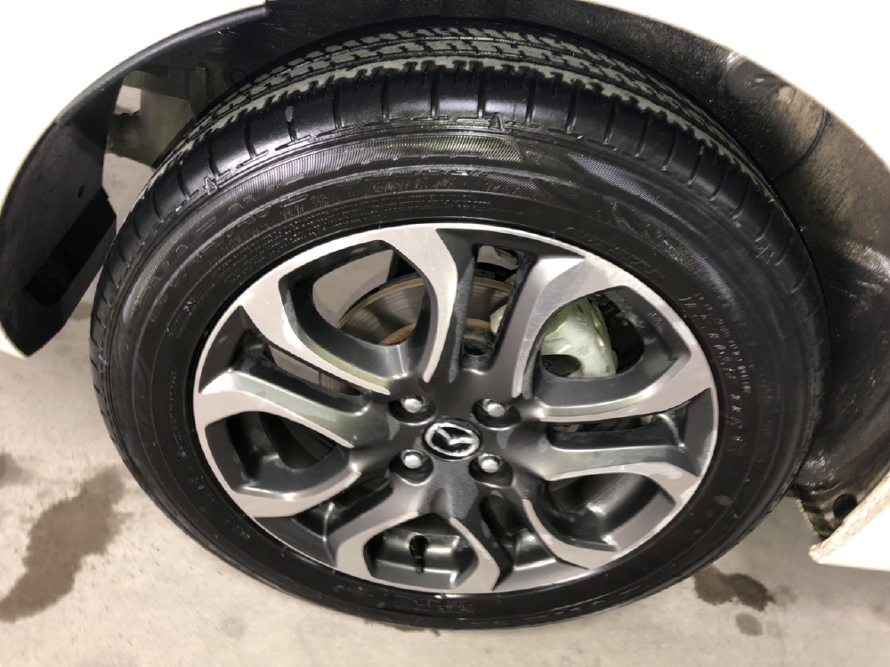 Bán Mazda 2 sedan 1.5AT màu trắng số tự động sản xuất 2018 đi 16000km