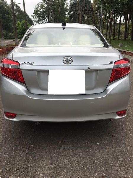 Cần bán xe Vios 2017, số sàn, màu bạc, gia đình sử dụng rất kỷ còn mới tinh