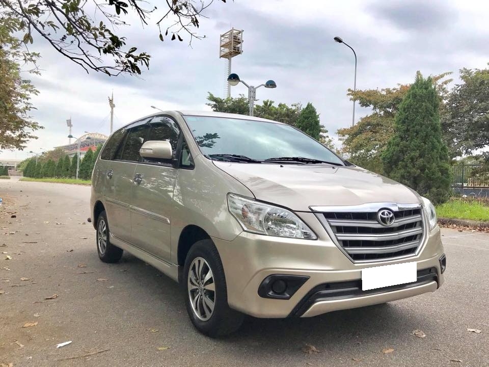 Cần tiền mua nhà bán xe Innova E, 2016. số sàn, màu vàng cát, chính chủ