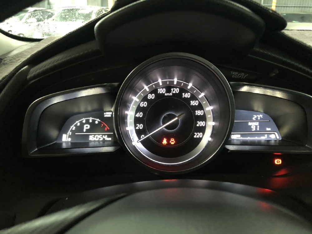 Bán Mazda 2 sedan 1.5AT màu trắng số tự động sản xuất 2018 đi 16000km
