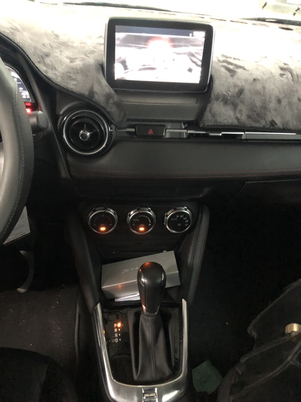 Bán Mazda 2 sedan 1.5AT màu trắng số tự động sản xuất 2018 đi 16000km