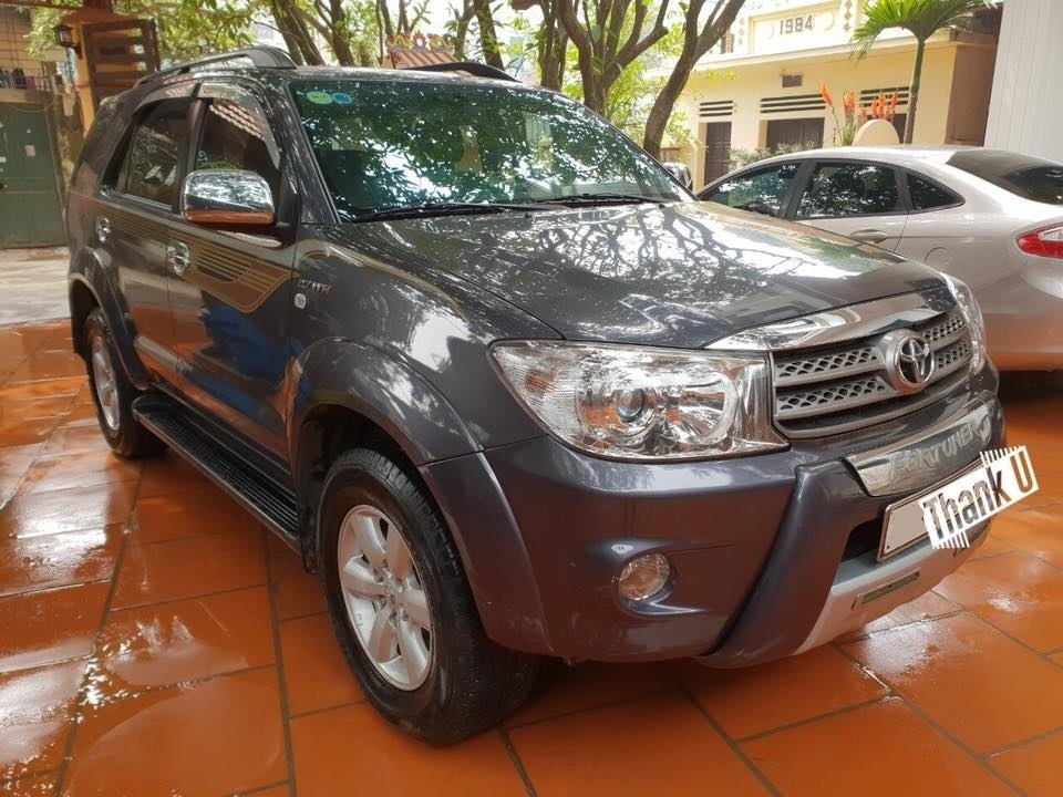 Gia đình cần bán xe Fortuner 2010, số tự động, máy xăng, hai cầu, màu xám, gia đình sử dụng ít, trùm mền là nhiều