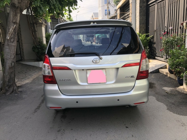 Cần bán xe Toyota Innova 2.0E số sàn 2016 màu bạc bstp chính chủ