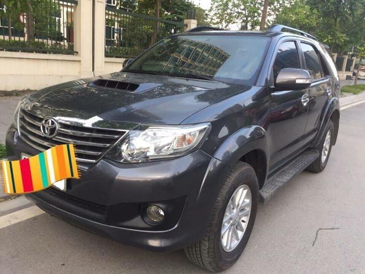 Bán Toyota Fortuner 2014 máy dầu xám chì đẹp như mới.