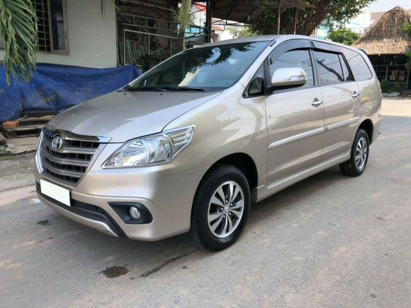 Bán Xe Innova số sàn 2016 màu vàng hoàng kim rất mới
