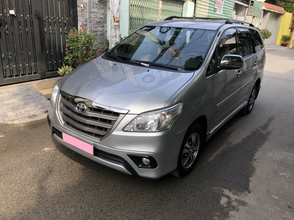 Cần bán xe Toyota Innova 2.0E số sàn 2016 màu bạc bstp chính chủ