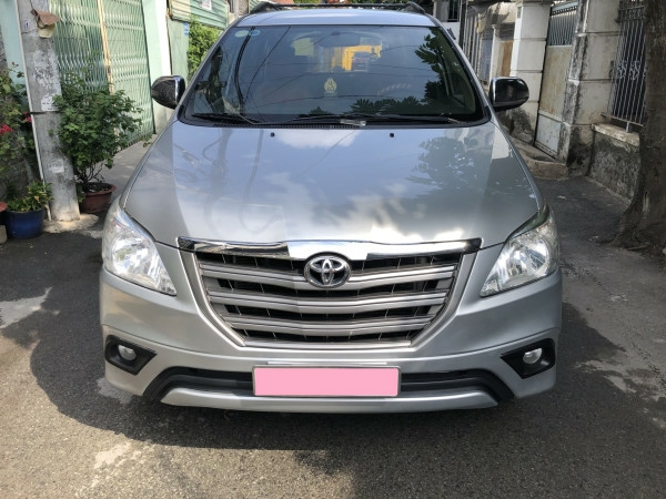 Cần bán xe Toyota Innova 2.0E số sàn 2016 màu bạc bstp chính chủ