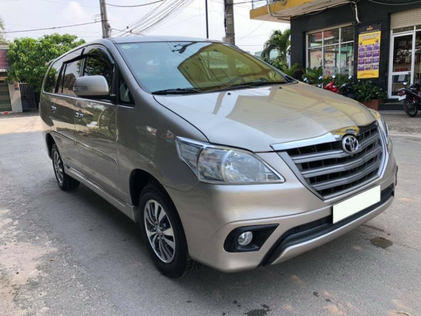 Bán Xe Innova số sàn 2016 màu vàng hoàng kim rất mới