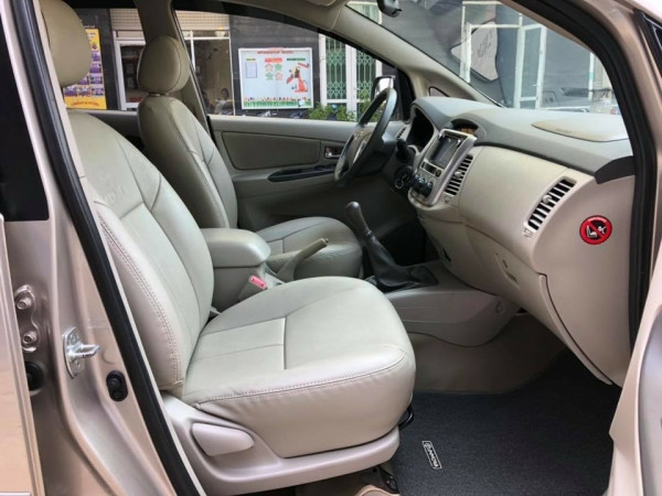 Bán Xe Innova số sàn 2016 màu vàng hoàng kim rất mới