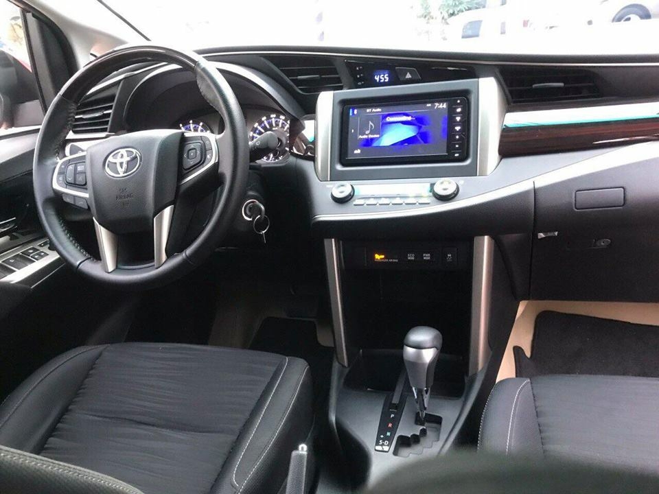 Gia đình cần bán Innova ventuner 2018, số tự động, màu đỏ, còn mới tinh
