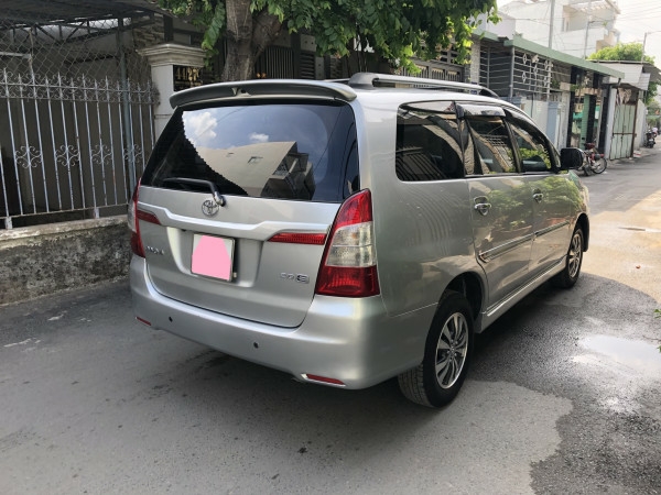 Cần bán xe Toyota Innova 2.0E số sàn 2016 màu bạc bstp chính chủ