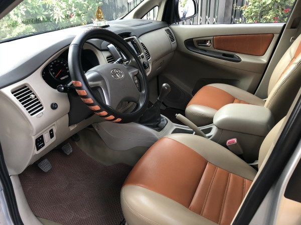 Cần bán xe Toyota Innova 2.0E số sàn 2016 màu bạc bstp chính chủ