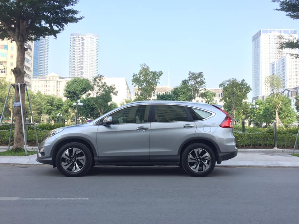 Cần bán Honda Crv sản xuất 2017, số tự động, Full 2.4, màu bạc cực đẹp