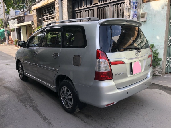 Cần bán xe Toyota Innova 2.0E số sàn 2016 màu bạc bstp chính chủ