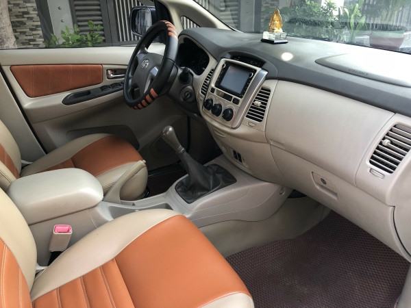 Cần bán xe Toyota Innova 2.0E số sàn 2016 màu bạc bstp chính chủ
