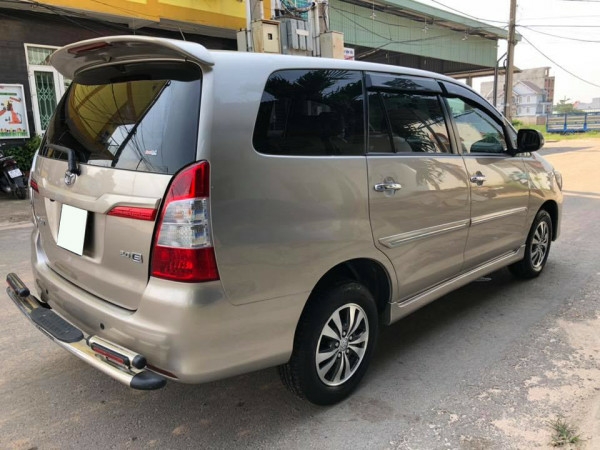 Bán Xe Innova số sàn 2016 màu vàng hoàng kim rất mới