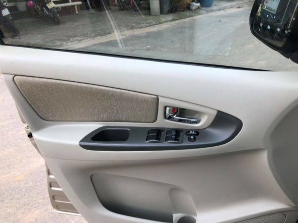Bán Xe Innova số sàn 2016 màu vàng hoàng kim rất mới