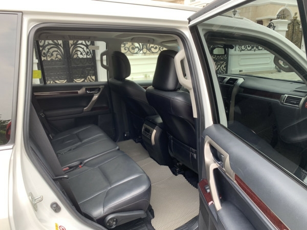 Bán xe Lexus GX460 đời 2016 màu trắng nội thất đen, bstp 1 chủ