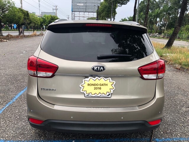 Bán Kia Rondo GATH 2016, màu vàng cát, đúng chất, giá TL, hổ trợ góp