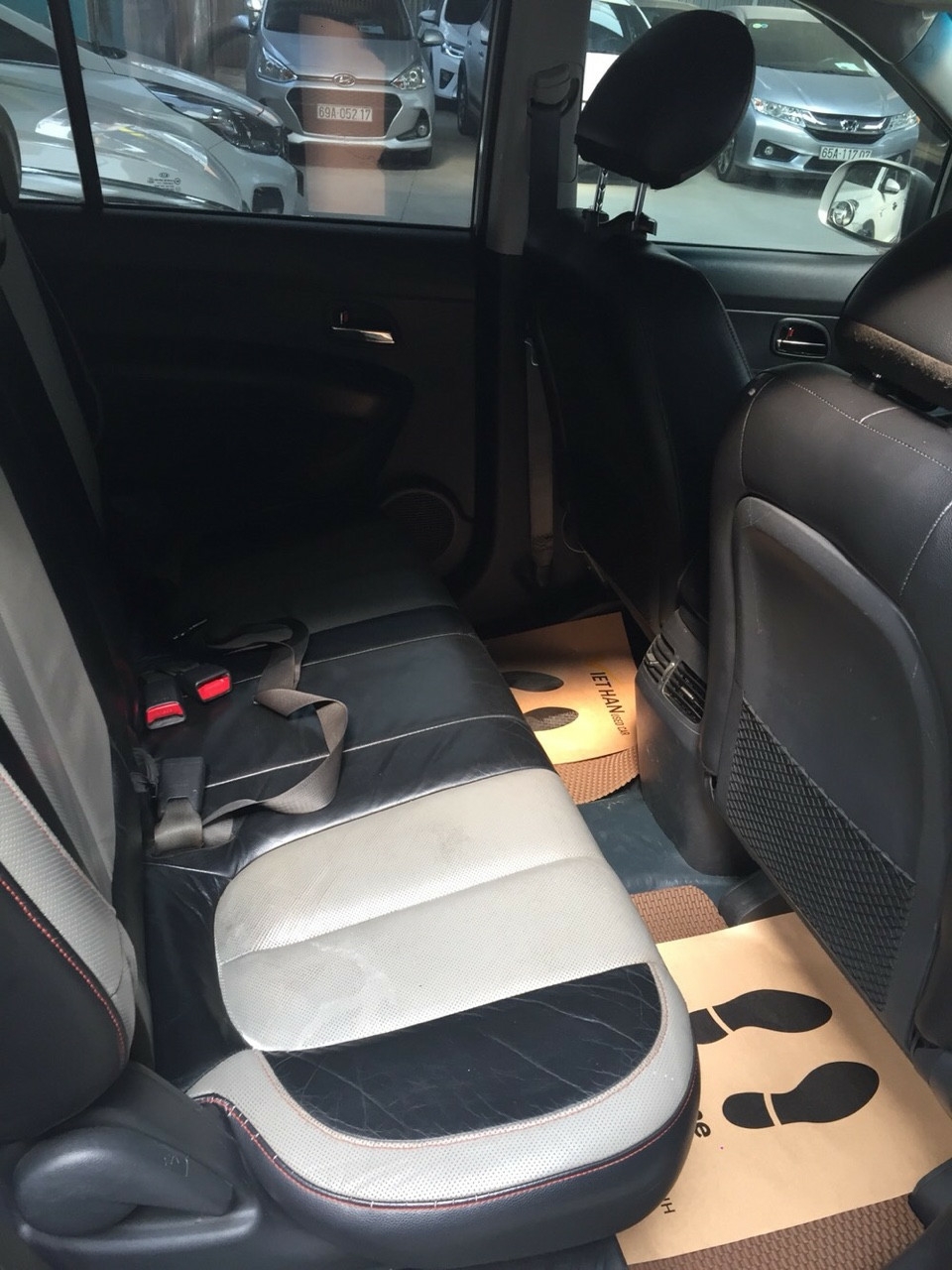 KIA Carens 2.0MT bản S màu bạc 2015