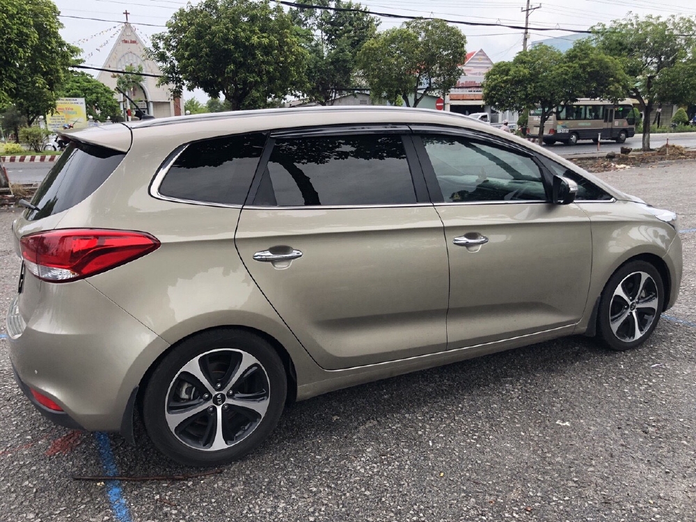 Bán Kia Rondo GATH 2016, màu vàng cát, đúng chất, giá TL, hổ trợ góp