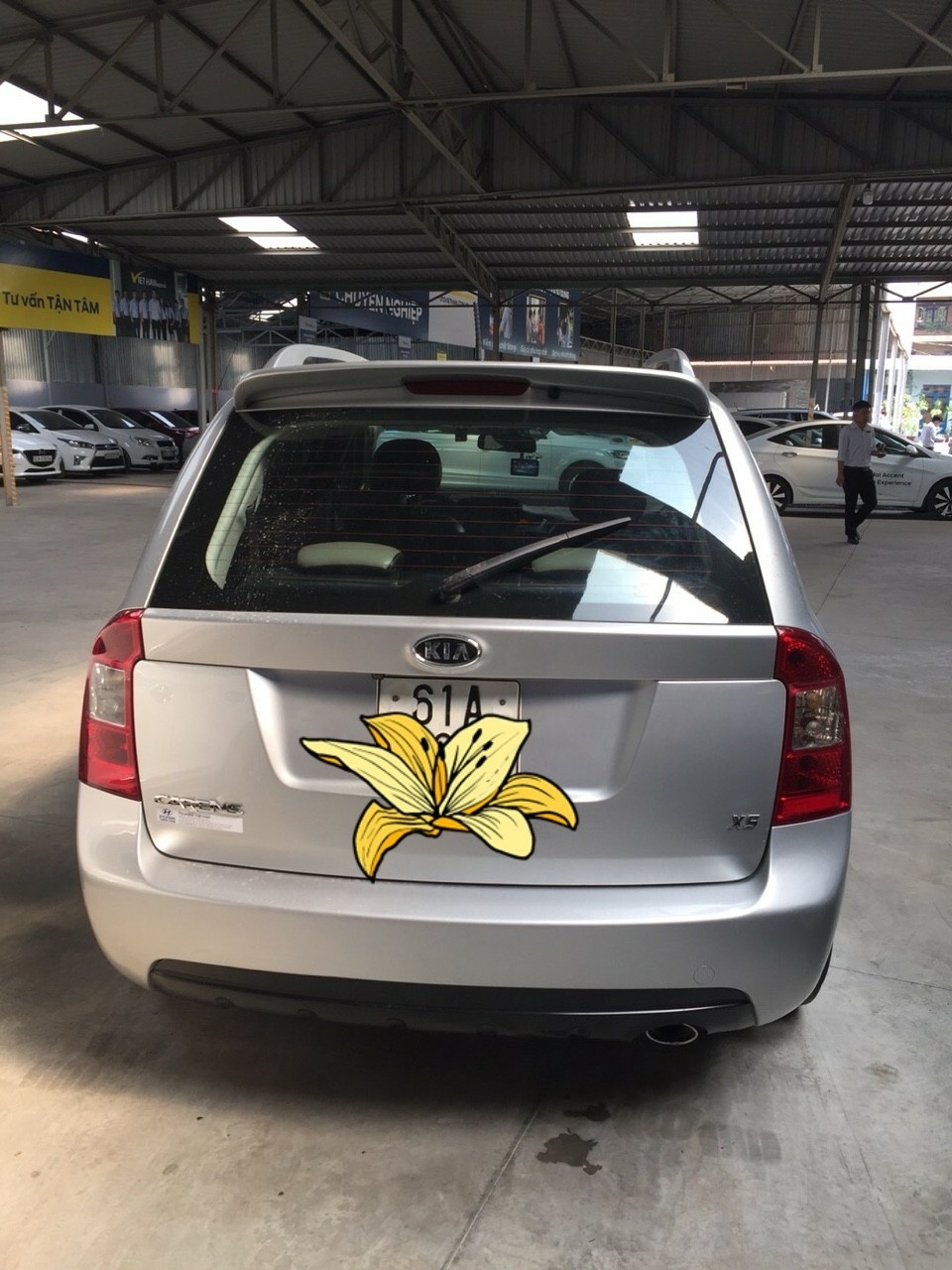 KIA Carens 2.0MT bản S màu bạc 2015